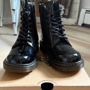 Dr. Martens Black Patent Lace-Up Combat Boots w Yellow Stitching 5kids 7 women